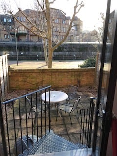 Extra Large Ensuite Room in West Wapping &pound;1200 pcm Main Photo