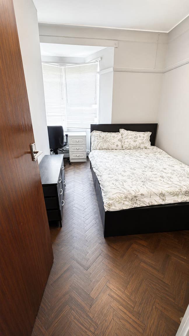 2 Double Rooms available for rent in - N9 Main Photo