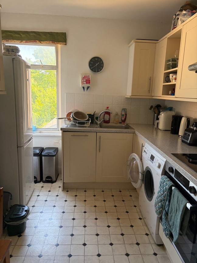 Double room available in October in 2 bed flat  Main Photo