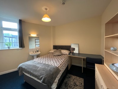 City Centre Location! a Must View Room Main Photo