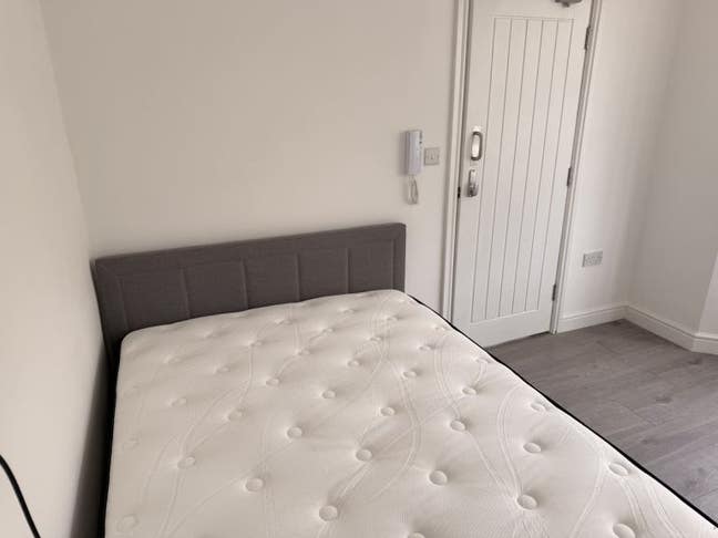 1 En-suite Room available for rent - SL1  Main Photo