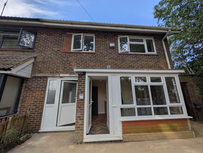 Studio Room Available – Tilgate Way, Crawley RH10  Main Photo