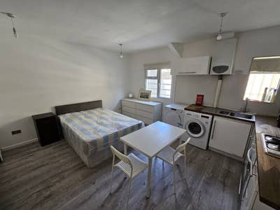 Large Studio Flat Available in Kilburn Main Photo