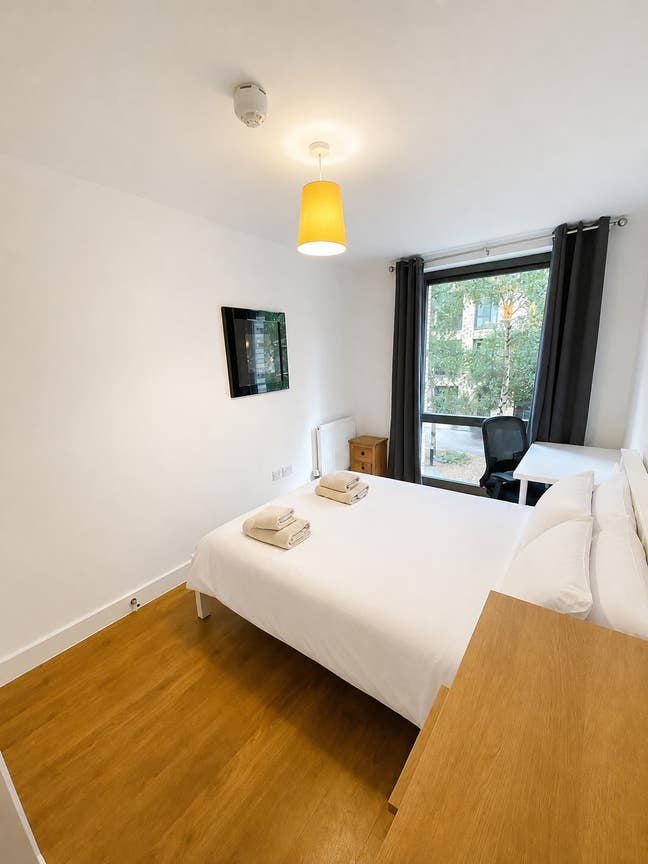 Bright Rooms in Modern New Build / Zone 2 Main Photo
