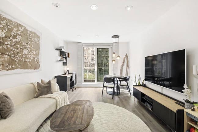 River view 2 bed apartment in Battersea Reach Main Photo