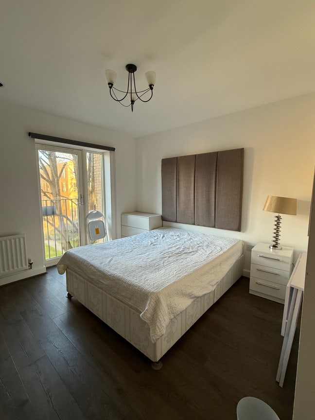 Bright Double Room with Private Bathroom Main Photo
