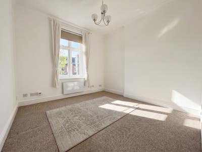 1 Bedroom Flat 15 Mins Walk to Slough Station Main Photo