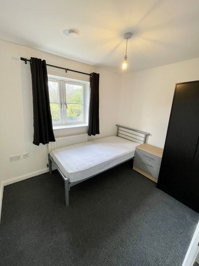 Great price newly furnished room. Large house  Main Photo