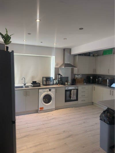 Double Room in Modern Spacious Home Main Photo