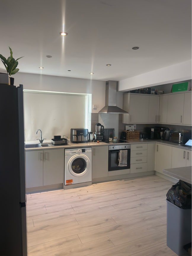 Double Room in Modern Spacious Home Main Photo