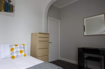 Beautiful double room available from 19th Septembe Main Photo