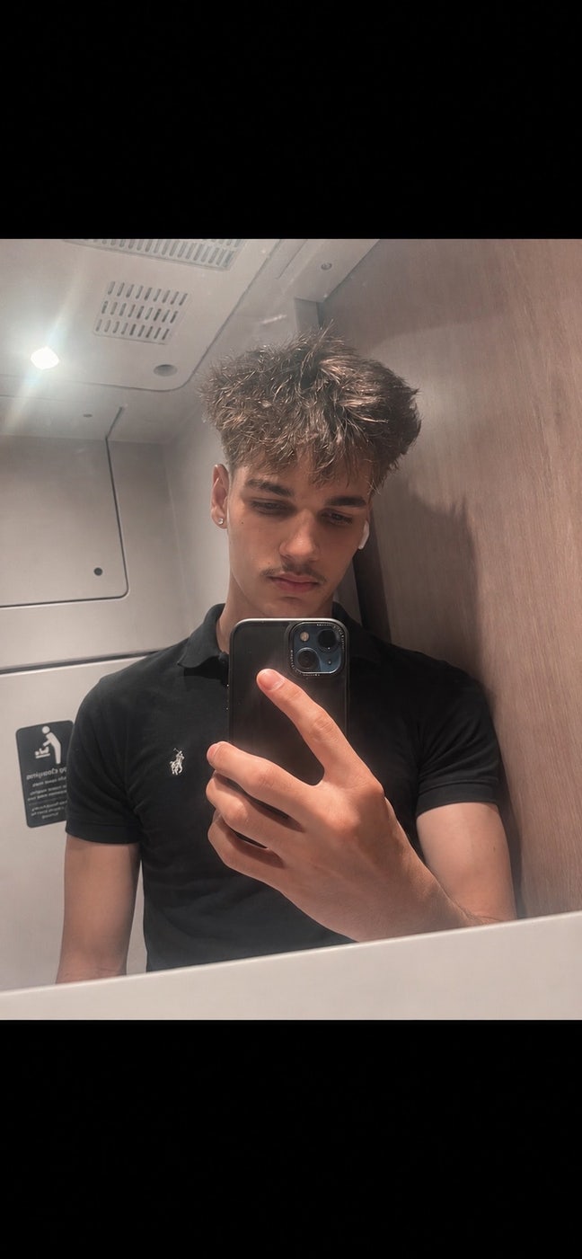 Hey I’m Harrison,18,straight clean and tidy guy Main Photo