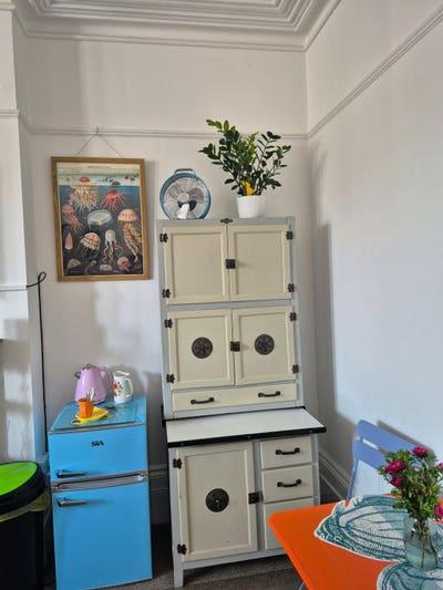 Lovely big room available, 20 seconds to the beach Main Photo