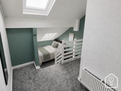 Spacious attic room in premium quality house Main Photo