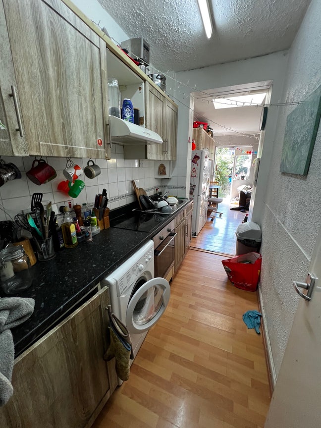 Cozy Single Room in Creative Shared House Main Photo