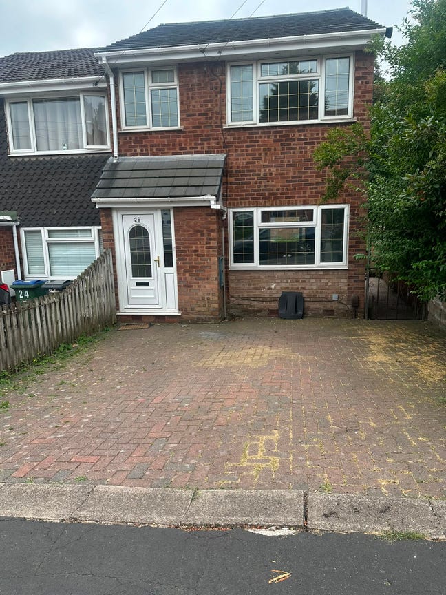 Three Bedroom House in B69 Main Photo
