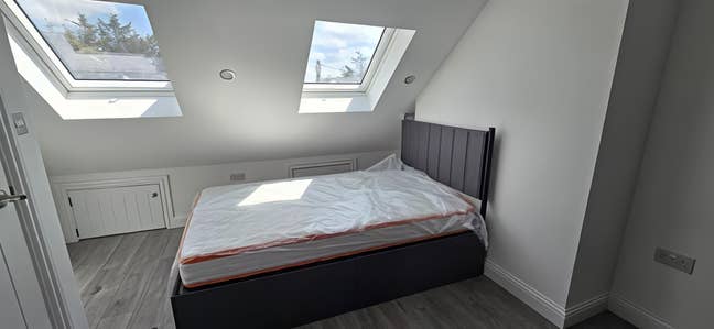 En-Suite Room is available in - RM10  Main Photo