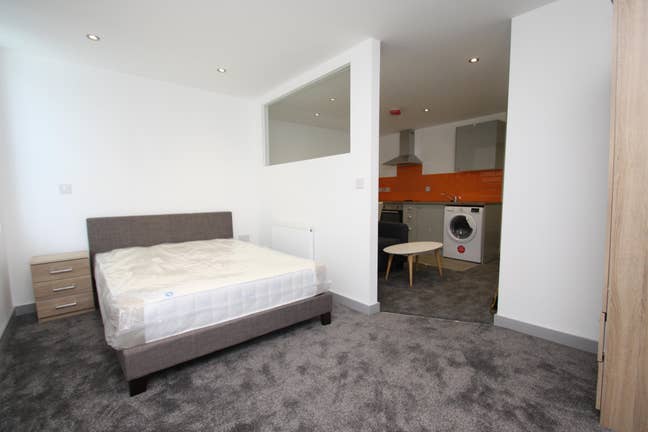 1 Bed Apts, Hull City Centre — Bills inc — FC Main Photo