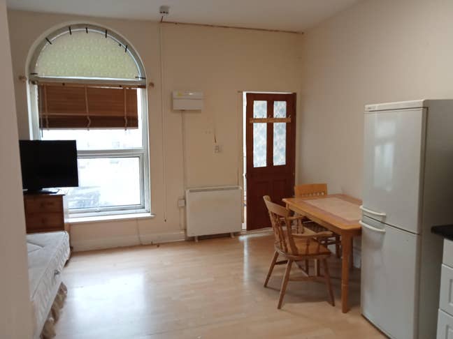  studio   flat   to   let  @  CT17  available now! Main Photo
