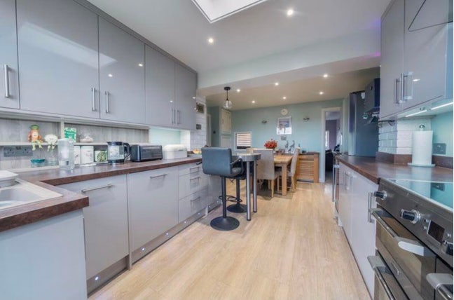 Double Room Available for Rent Main Photo