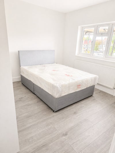 🏡 Luxury En-Suite Room In NW9 – All bills Inc Main Photo