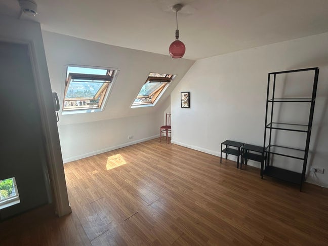 Whole floor in central flat share w private shower Main Photo