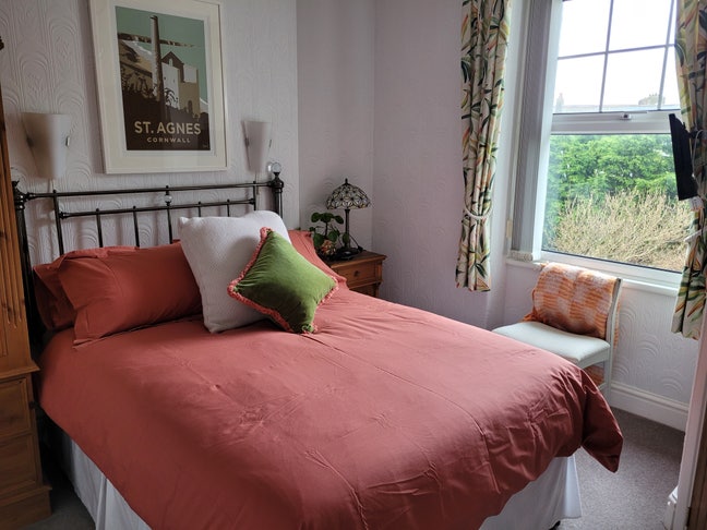 One Bed en suite room with sitting room  Main Photo