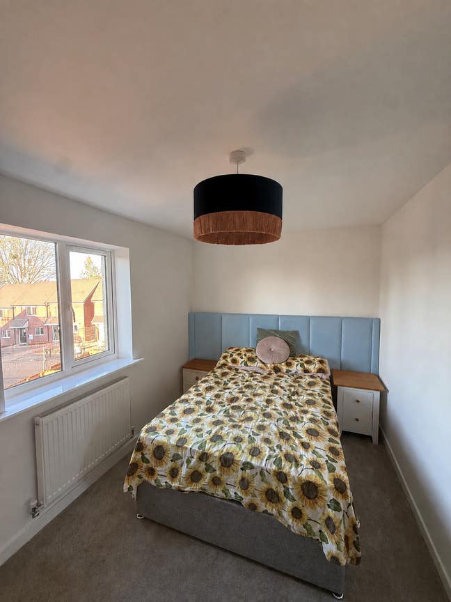 Double room with own bathroom in new build house Main Photo