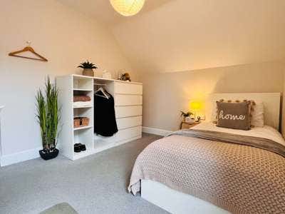 This Is Students Only Living...Upgraded (R13-16) Main Photo