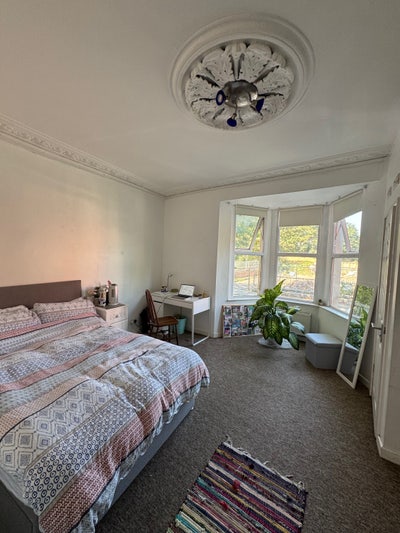 Spacious double room on Dean Lane available Main Photo
