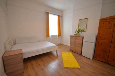 Lovely , fully furnished double bedroom in a share Main Photo