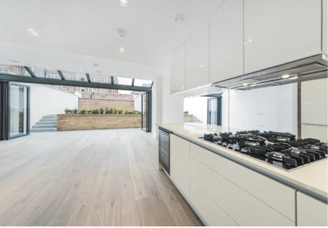 Stunning 3-Bed House | Gated Developmemt | Garden  Main Photo