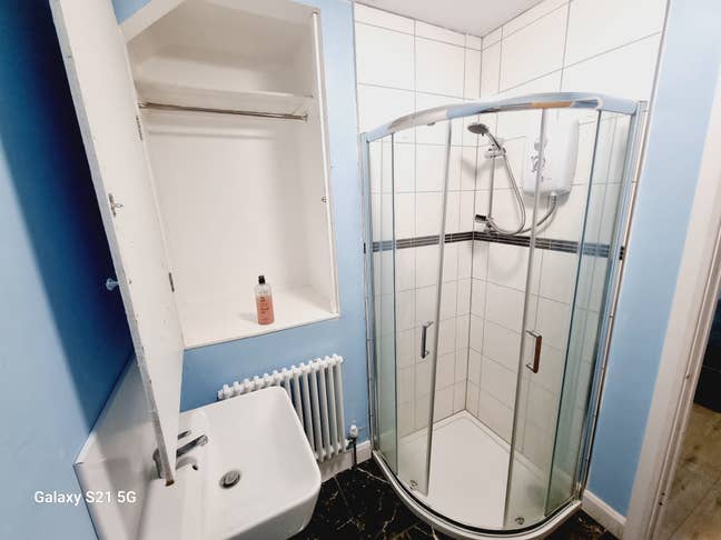 En-suite Fully furnished room available Main Photo