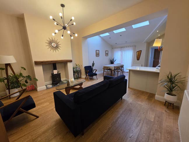 Double room available  -  female only house Main Photo