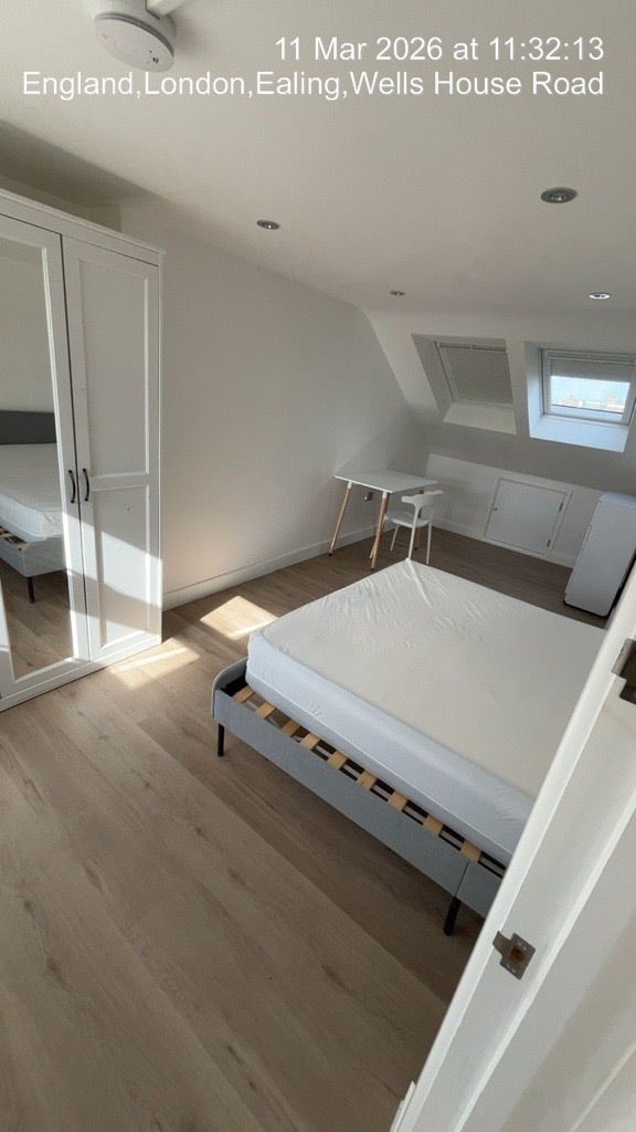 Spacious Loft Ensuite - Your Own Little Studio! Main Photo