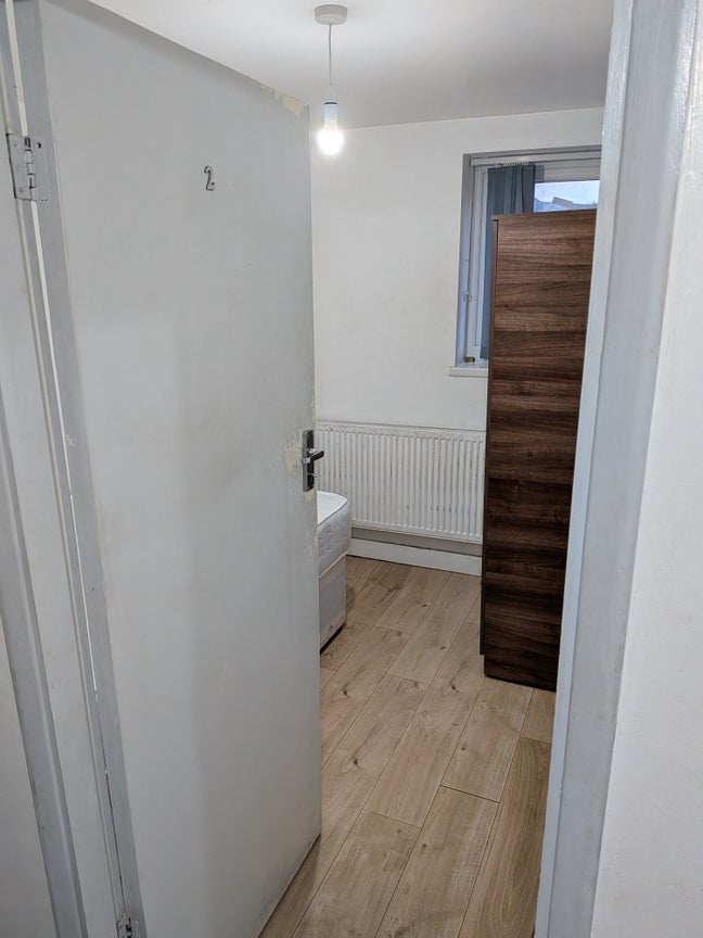 Bright Double Bedroom Main Photo