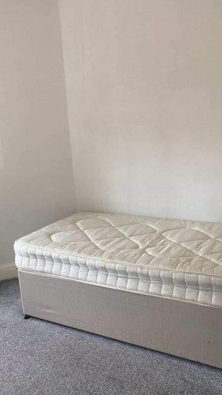 Single room including bills for single person  Main Photo
