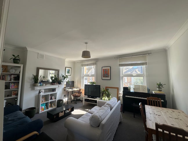 Spacious 1-Bed Flat Next to Battersea Park Main Photo