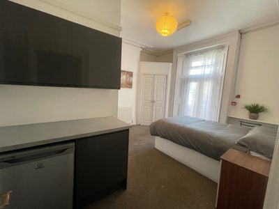En-Suite Double Room with Patio Doors - RG1 Main Photo