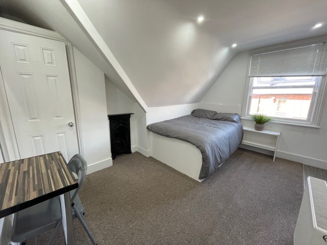 En-Suite w/Private Kitchenette. Bills Included Main Photo