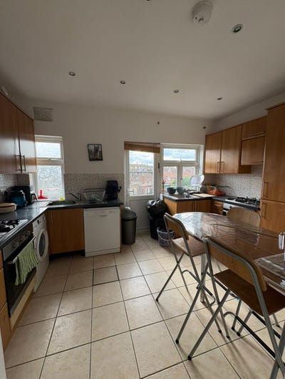Spacious double room available - Hendon Central  Main Photo