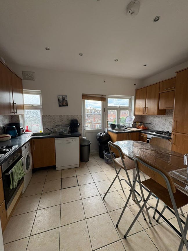 Spacious double room available - Hendon Central  Main Photo