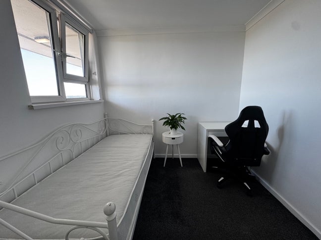 Fully Furnished Single Room to Rent in Hoddesdon Main Photo