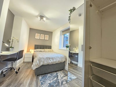 Designer 8 Bed Fallowfield House Share Main Photo
