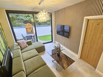 Designer 8 Bed Fallowfield House Share Main Photo