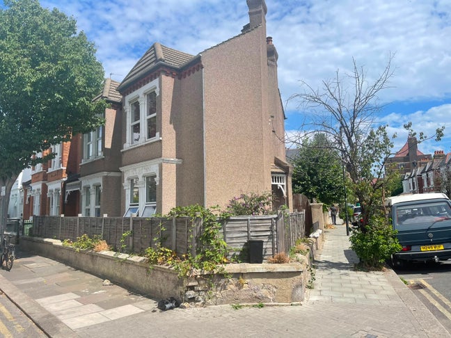 Large Bedroom for Rent in Clapham South Main Photo