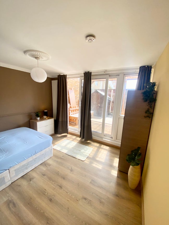 Large double room with huge private garden  Main Photo