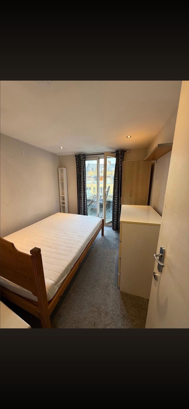 Balcony Double Bedroom in Balham Main Photo