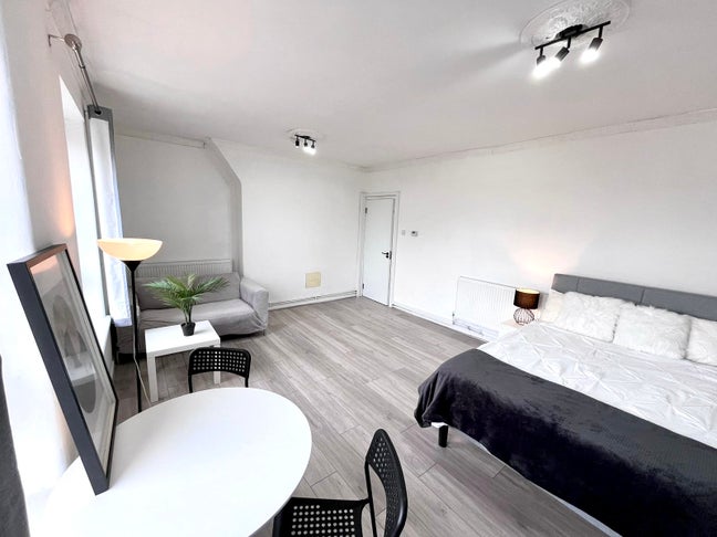 XXL Renovated Room | Panoramic Views | Vauxhall Main Photo