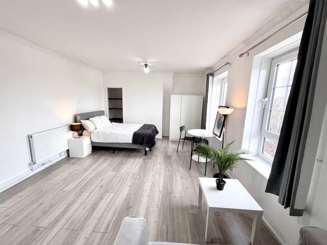 XXL Renovated Room | Panoramic Views | Vauxhall Main Photo